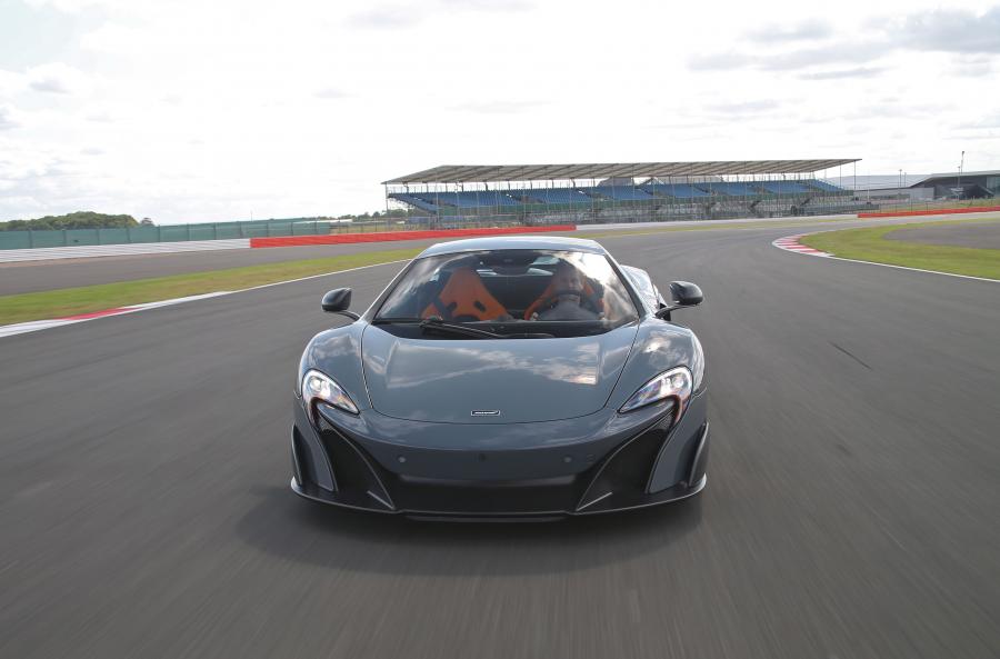  McLaren 675LT 2016 года  (US) (фото 2 из 29)